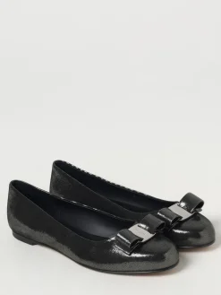 Ballerina Vara Ferragamo in camoscio laminato