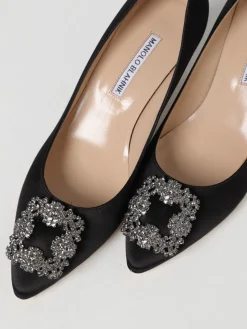 Décolleté Hangisi Manolo Blahnik in raso con fibbia gioiello