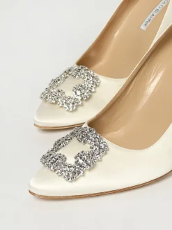 Décolleté Hangisi Manolo Blahnik in raso con fibbia gioiello
