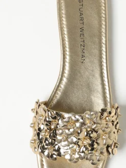 Mules Stuart Weitzman in pelle laminata con fiori applicati